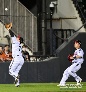'치명적 포구 실책 2개' 경기 내내 가슴 졸인 오지환...그 모습에 빵 터진 박해민, LG가 강팀인 이유 [잠실 현장]
