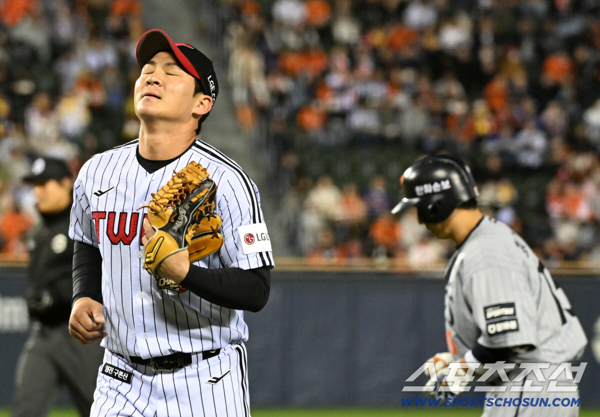 유격수 오지환은 선발 송승기에게 미안한 마음에 두 눈을 질끈 감았다.
