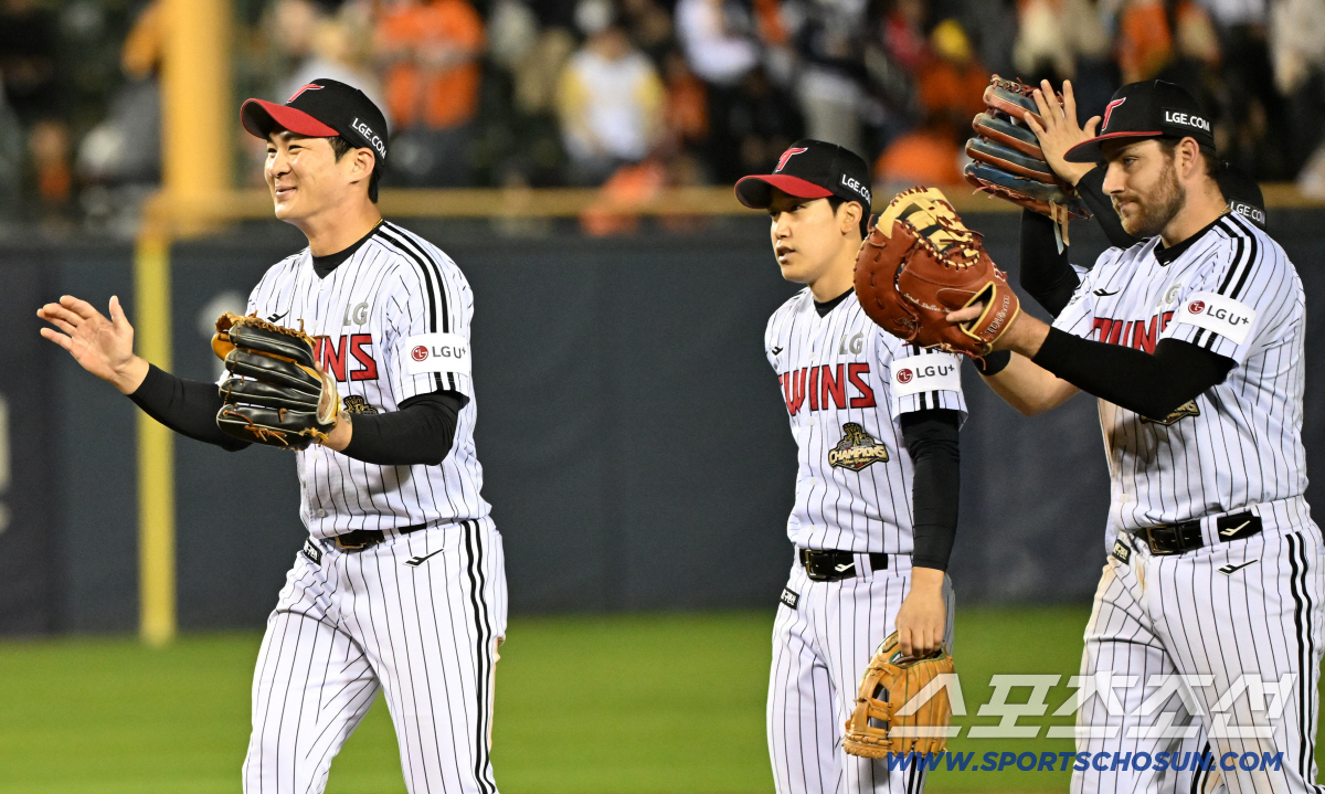 오스틴의 역전 적시타 덕분에 웃을 수 있었던 유격수 오지환.
