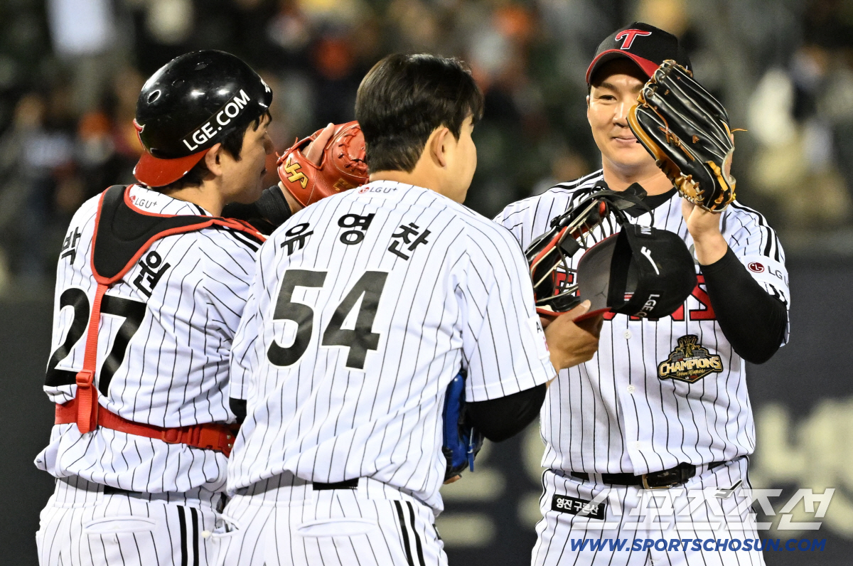 유격수 오지환은 1점 차 승리를 지켜준 마무리 유영찬에게 다가갔다.