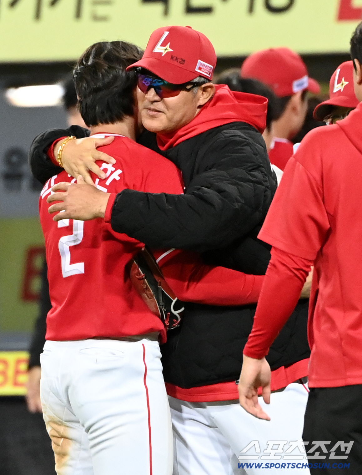 21일 대구삼성라이온즈파크에서 열린 SSG와 삼성의 경기. SSG가 5대4로 승리했다. 이숭용 감독이 박성한에게 개막 19경기 연속 안타 신기록을 축하하는 꽃다발을 전하며 포옹하고 있다. 대구=허상욱 기자 wook@sportschosun.com/2026.04.21/