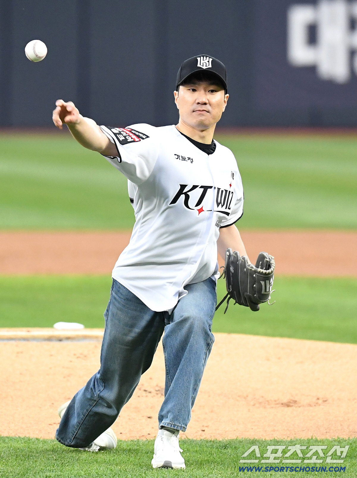 21일 수원 케이티위즈파크에서 열린 KT와 KIA의 경기. 패럴림픽 스노보드 메달리스트 이제혁이 시구를 했다. 힘차게 시구하는 이제혁. 수원=송정헌 기자 songs@sportschosun.com/2026.04.21/