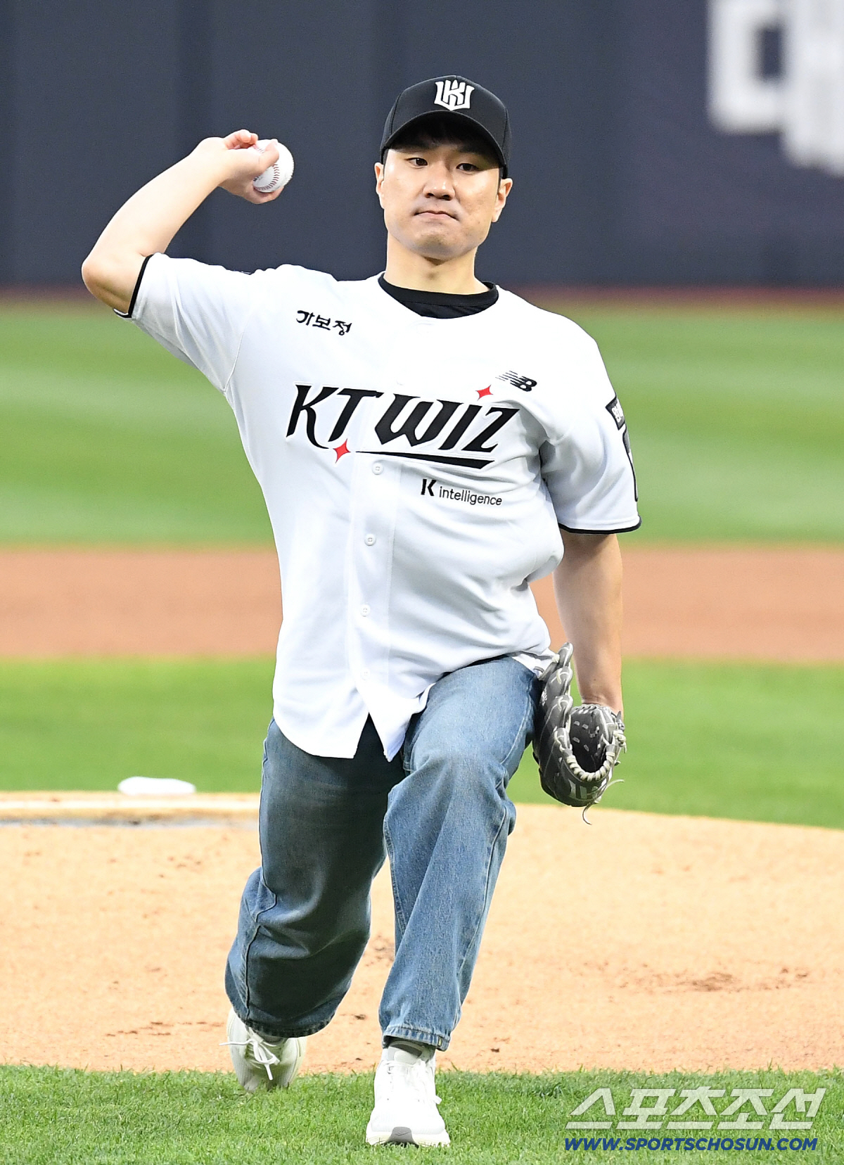 21일 수원 케이티위즈파크에서 열린 KT와 KIA의 경기. 패럴림픽 스노보드 메달리스트 이제혁이 시구를 했다. 힘차게 시구하는 이제혁. 수원=송정헌 기자 songs@sportschosun.com/2026.04.21/