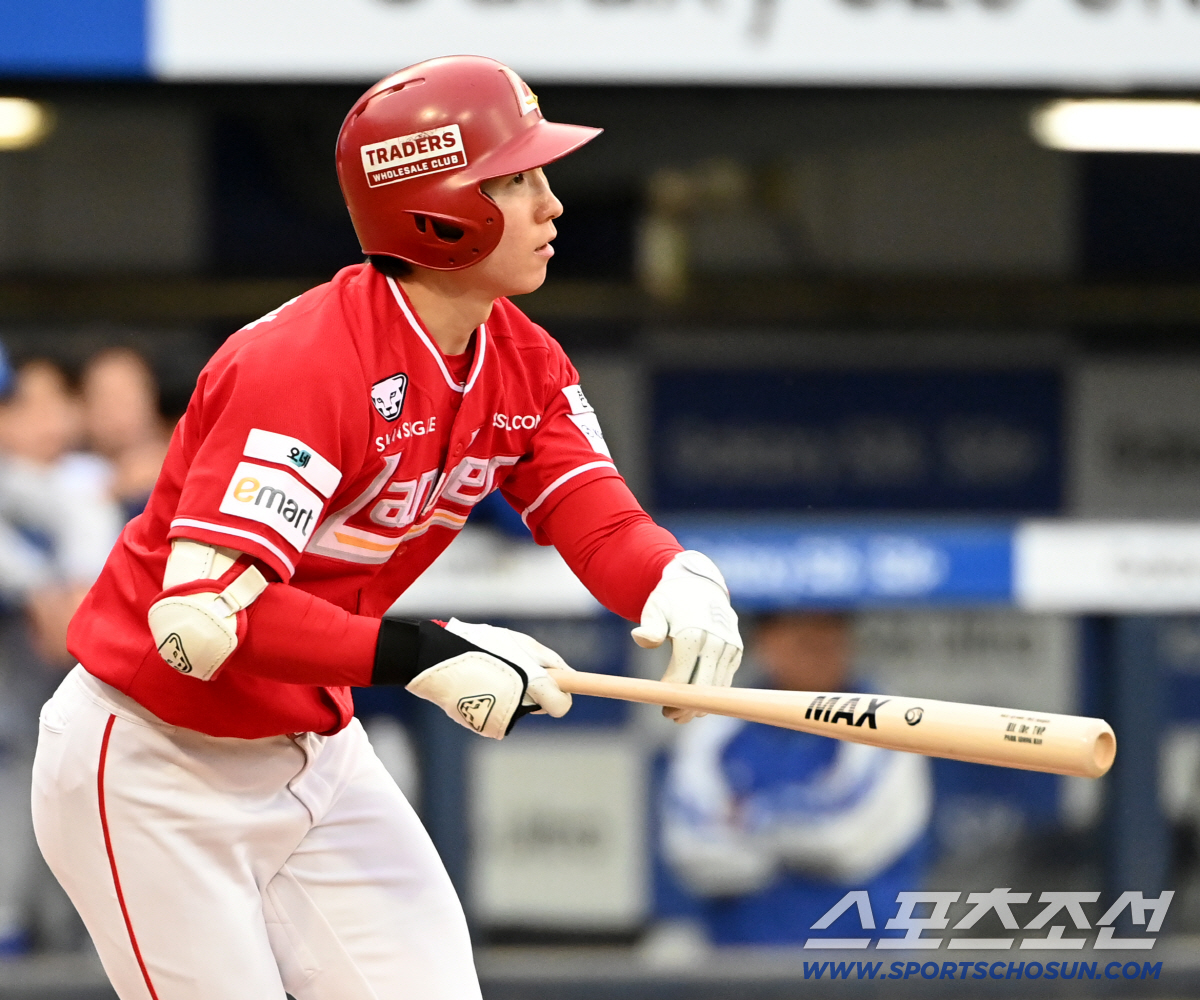 21일 대구삼성라이온즈파크에서 열린 SSG와 삼성의 경기. 1회초 SSG 박성한이 안타를 치고 있다. 박성한은 이 안타로 개막 19경기 연속 안타, KBO리그 신기록을 작성했다. 대구=허상욱 기자 wook@sportschosun.com/2026.04.21/