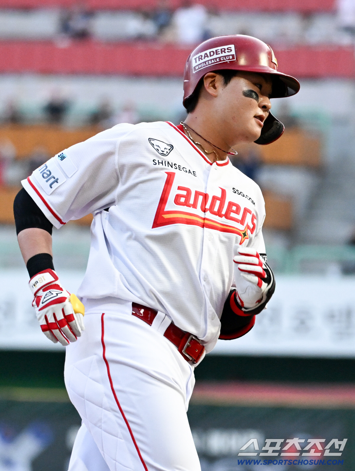 15일 인천SSG랜더스필드에서 열린 SSG와 두산의 경기. 1회말 2사 2,3루 SSG 고명준이 스리런포를 날린 뒤 환호하고 있다. 인천=박재만 기자 pjm@sportschosun.com/2026.04.15/