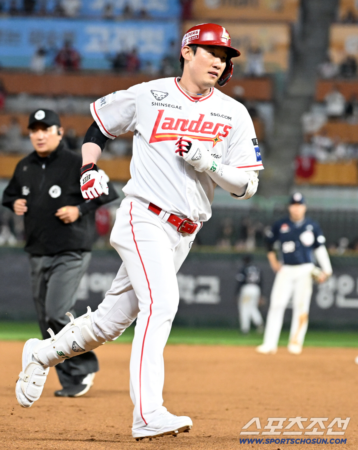 15일 인천SSG랜더스필드에서 열린 SSG와 두산의 경기. 6회말 SSG 오태곤이 솔로포를 날린 뒤 환호하고 있다. 인천=박재만 기자 pjm@sportschosun.com/2026.04.15/