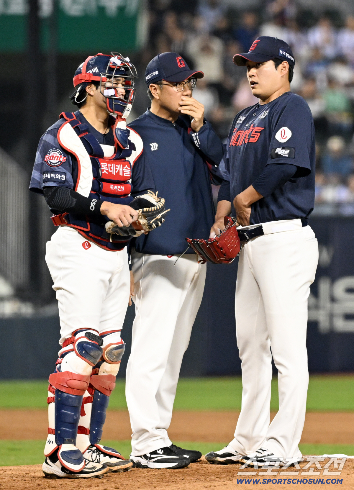 14일 잠실구장에서 열린 LG와 롯데의 경기. 롯데 김상진 투수코치가 선발 나균안을 격려하고 있다. 잠실=박재만 기자 pjm@sportschosun.com/2026.04.14/