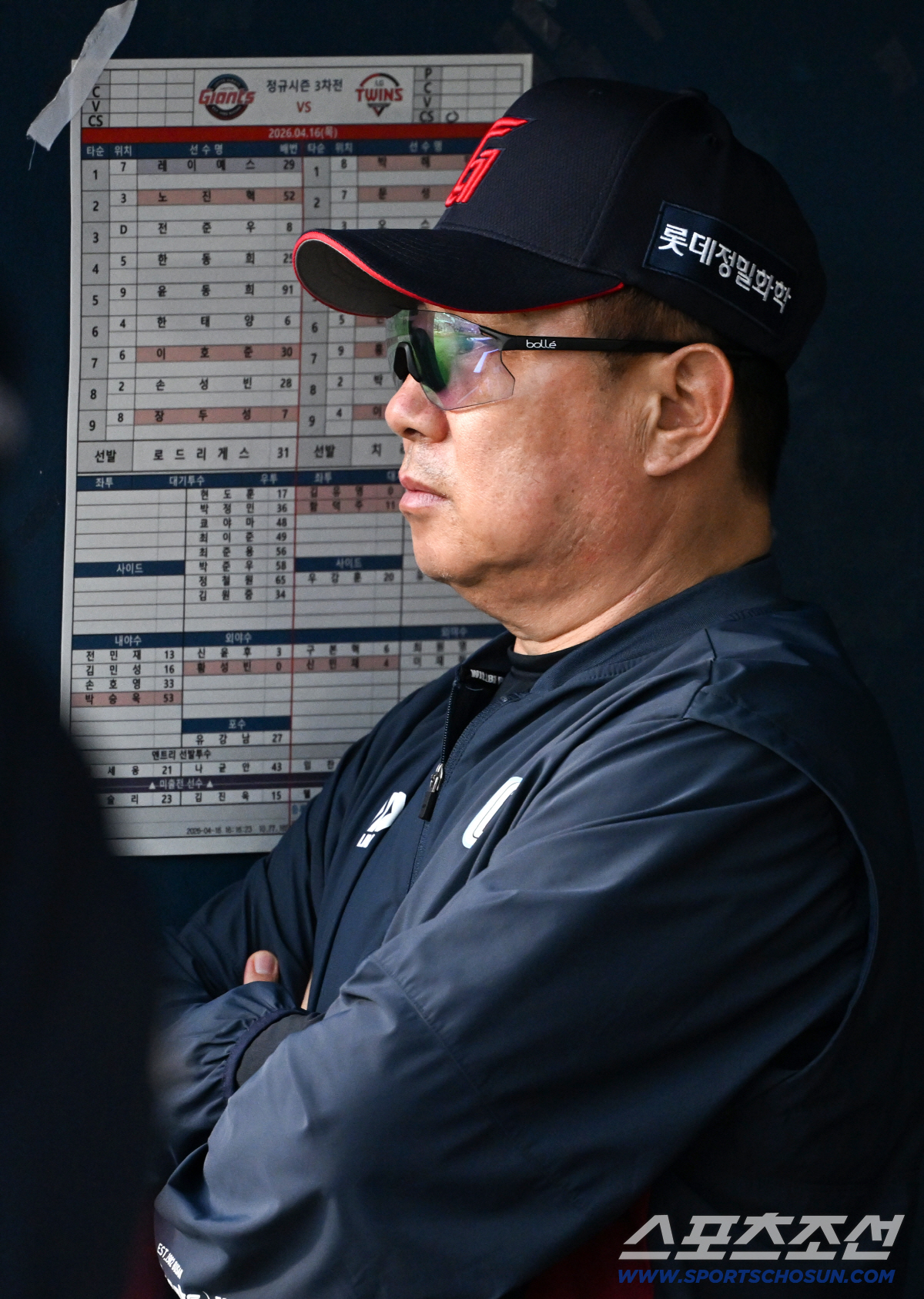 16일 잠실구장에서 열린 LG와 롯데의 경기. 롯데 김태형 감독이 생각에 잠겨 있다. 잠실=박재만 기자 pjm@sportschosun.com/2026.04.16/