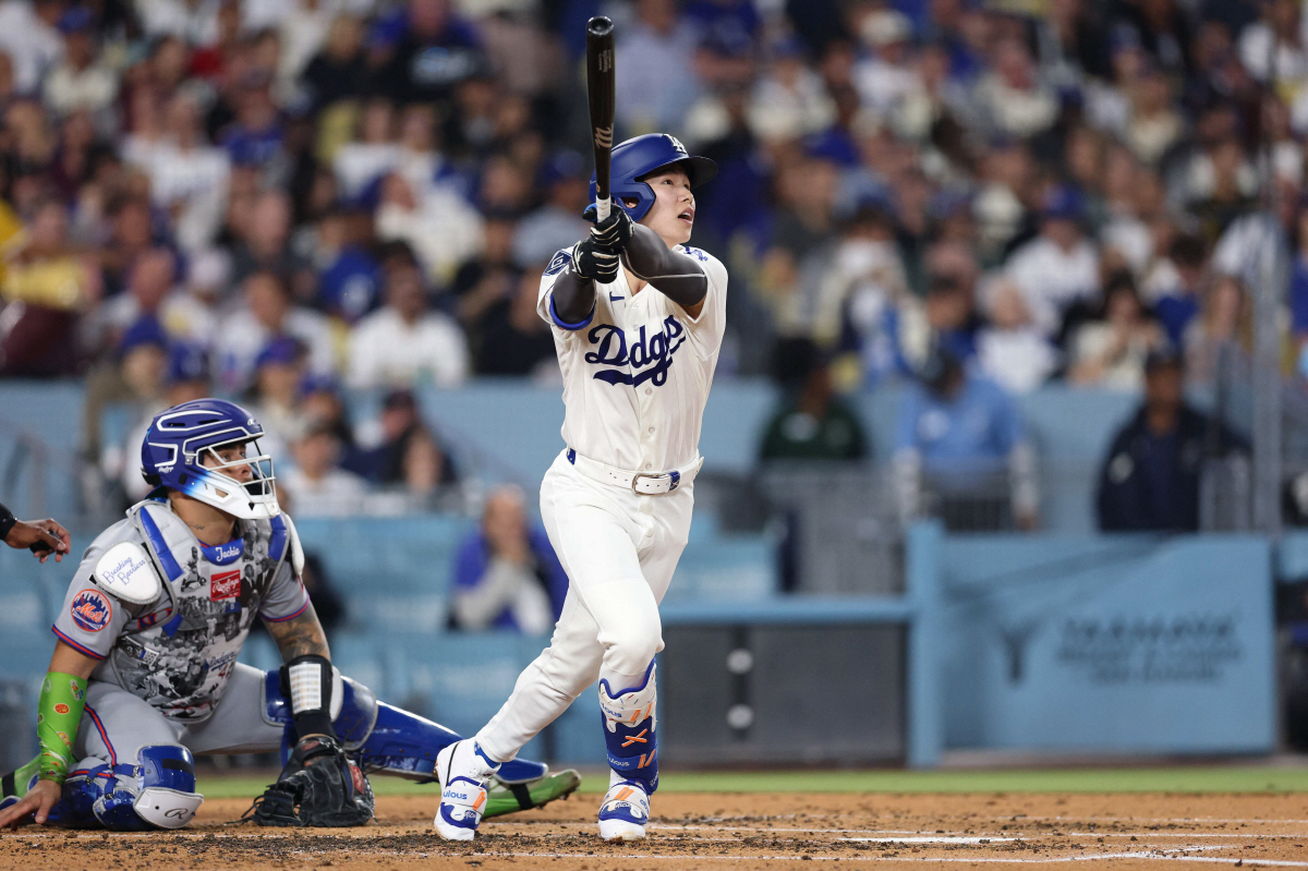 LOS ANGELES, CALIFORNIA - APRIL 15: Hyeseong Kim #6 of the Los Angeles Dodgers hits a two-run home run during the second inning against the New York Mets at Dodger Stadium on April 15, 2026 in Los Angeles, California. All players are wearing the number 42 in honor of Jackie Robinson Day. Luke Hales/Getty Images/AFP (Photo by Luke Hales / GETTY IMAGES NORTH AMERICA / Getty Images via AFP)