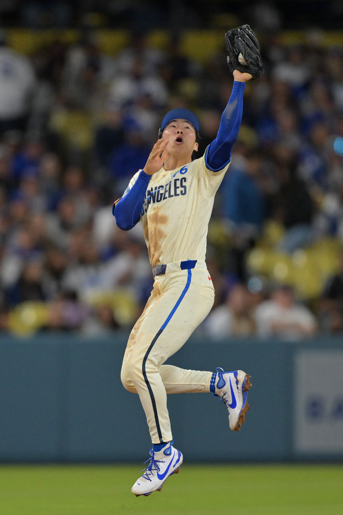 Apr 11, 2026; Los Angeles, California, USA; Los Angeles Dodgers second baseman Hyeseong Kim (6) makes a leaping catch off a ball hit by Texas Rangers third baseman Josh Jung (6) in the eighth inning at Dodger Stadium. Mandatory Credit: Jayne Kamin-Oncea-Imagn Images