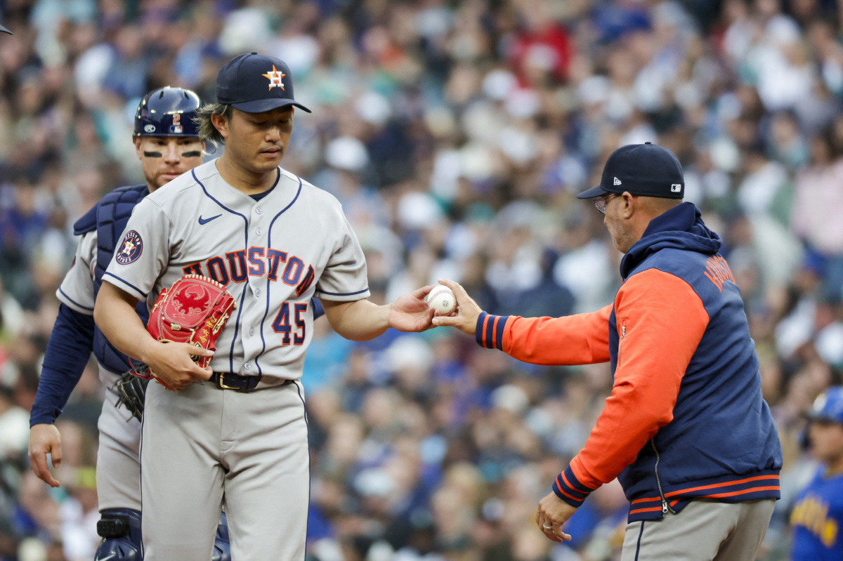 Apr 10, 2026; Seattle, Washington, USA; Houston Astros starting pitcher Tatsuya Imai (45) hands the ball over to manager Joe Espada (19) during a first inning pitching change against the Seattle Mariners at T-Mobile Park. Mandatory Credit: Joe Nicholson-Imagn Images