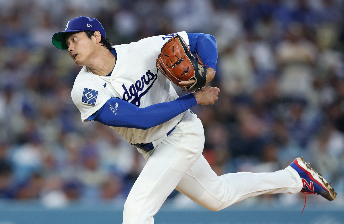 LOS ANGELES, CALIFORNIA - APRIL 15: Shohei Ohtani #17 of the Los Angeles Dodgers pitches during the second inning against the New York Mets at Dodger Stadium on April 15, 2026 in Los Angeles, California. All players are wearing the number 42 in honor of Jackie Robinson Day. Luke Hales/Getty Images/AFP (Photo by Luke Hales / GETTY IMAGES NORTH AMERICA / Getty Images via AFP)