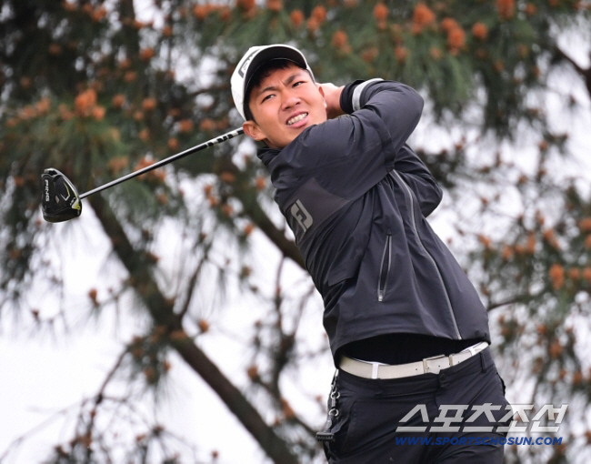 10일 전북 군산CC에서 제36회 스포츠조선배 전국중.고등학생골프대회가 열렸다. 고등부 우승을 차지한 정지원의 힘찬 티샷. 군산=송정헌 기자 songs@sportschosun.com/2025.05.10/
