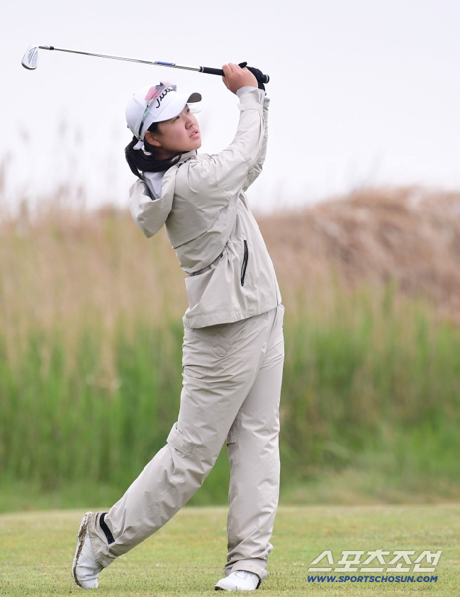 10일 전북 군산CC에서 제36회 스포츠조선배 전국중.고등학생골프대회가 열렸다. 여고부 우승을 차지한 송지민 아이언샷. 군산=송정헌 기자 songs@sportschosun.com/2025.05.10/