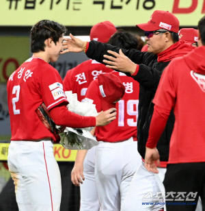 '성한아 고맙다' 44년 만의 신기록 결승타…꽃다발·뜨거운 포옹 선사한 이숭용 감독[대구 현장]