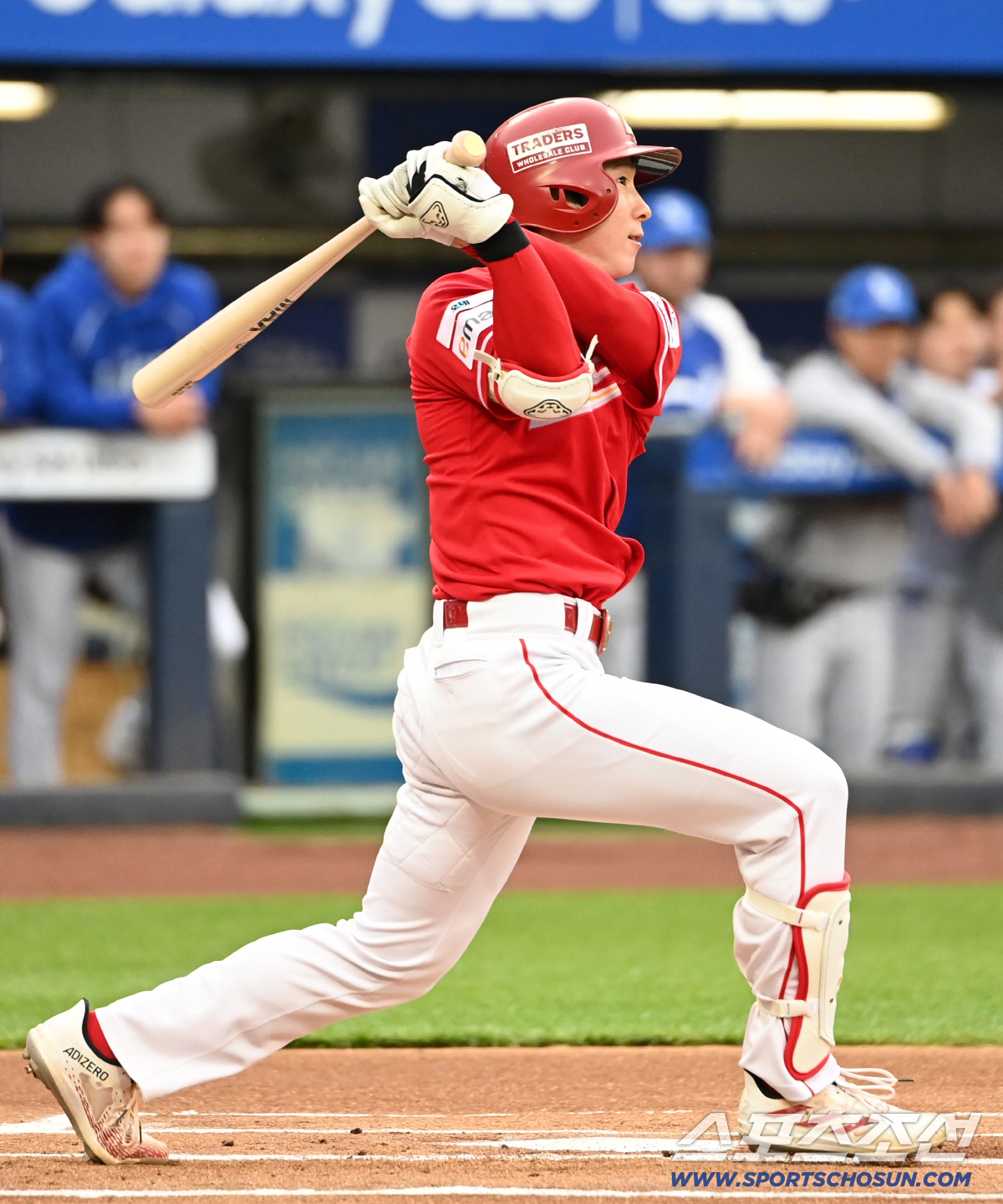 1회초 SSG 박성한이 안타를 치고 있다. 박성한은 이 안타로 개막 19경기 연속 안타, KBO리그 신기록을 작성했다.