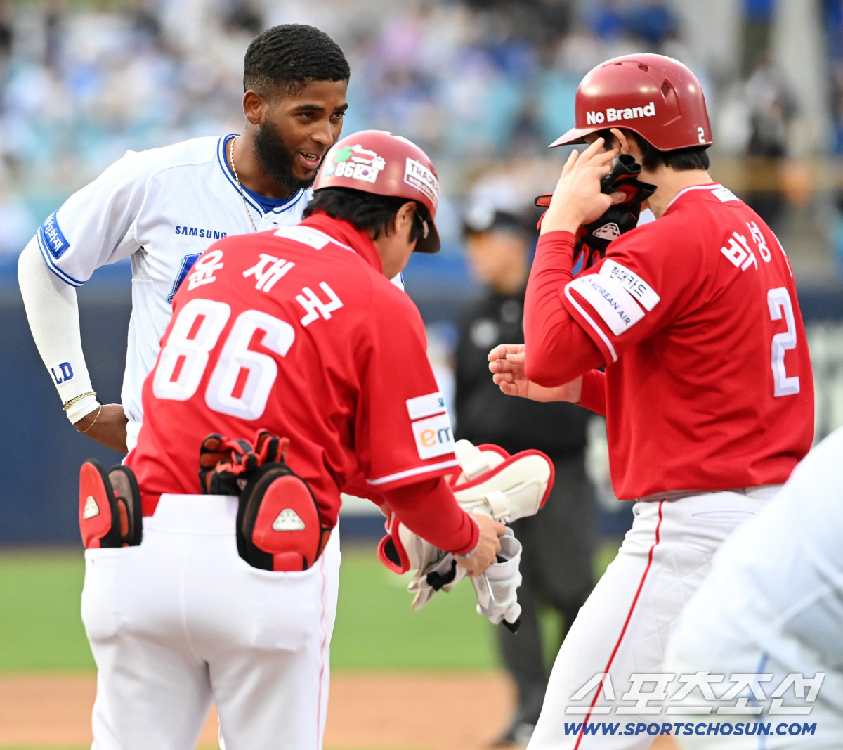 박성한의 대기록을 축하하는 듯 디아즈의 인사도 훈훈했다