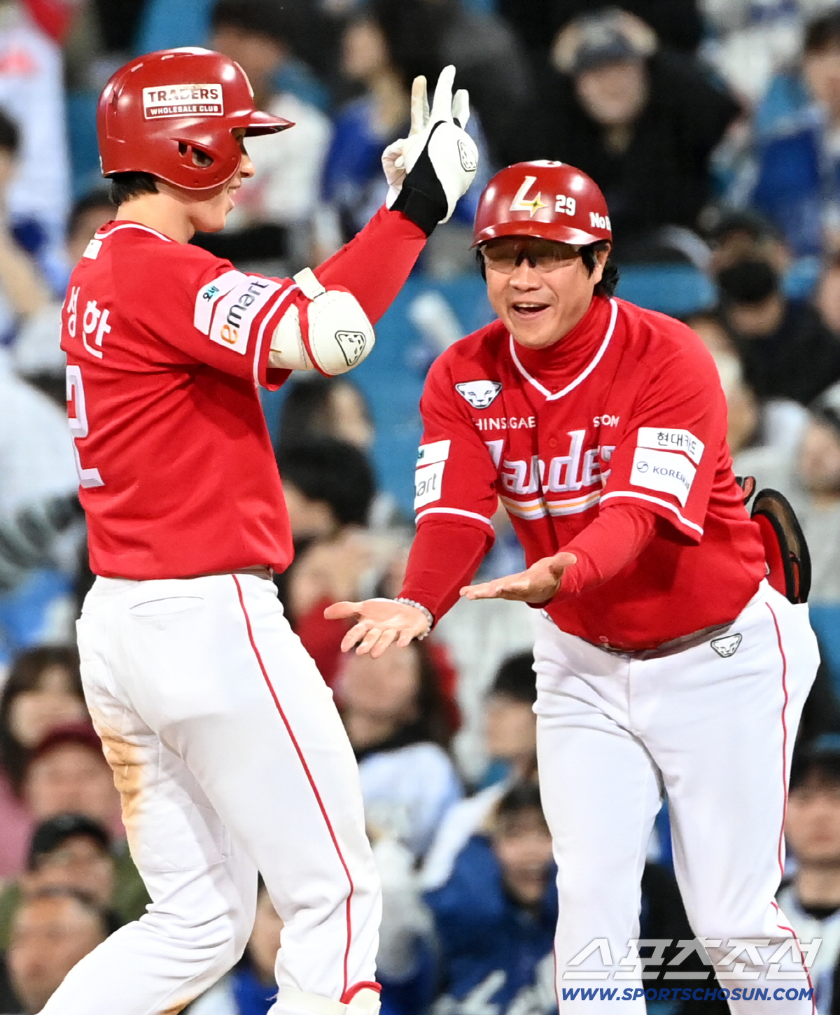 적시타를 때려내고 기뻐하는 박성한과 윤재국 코치