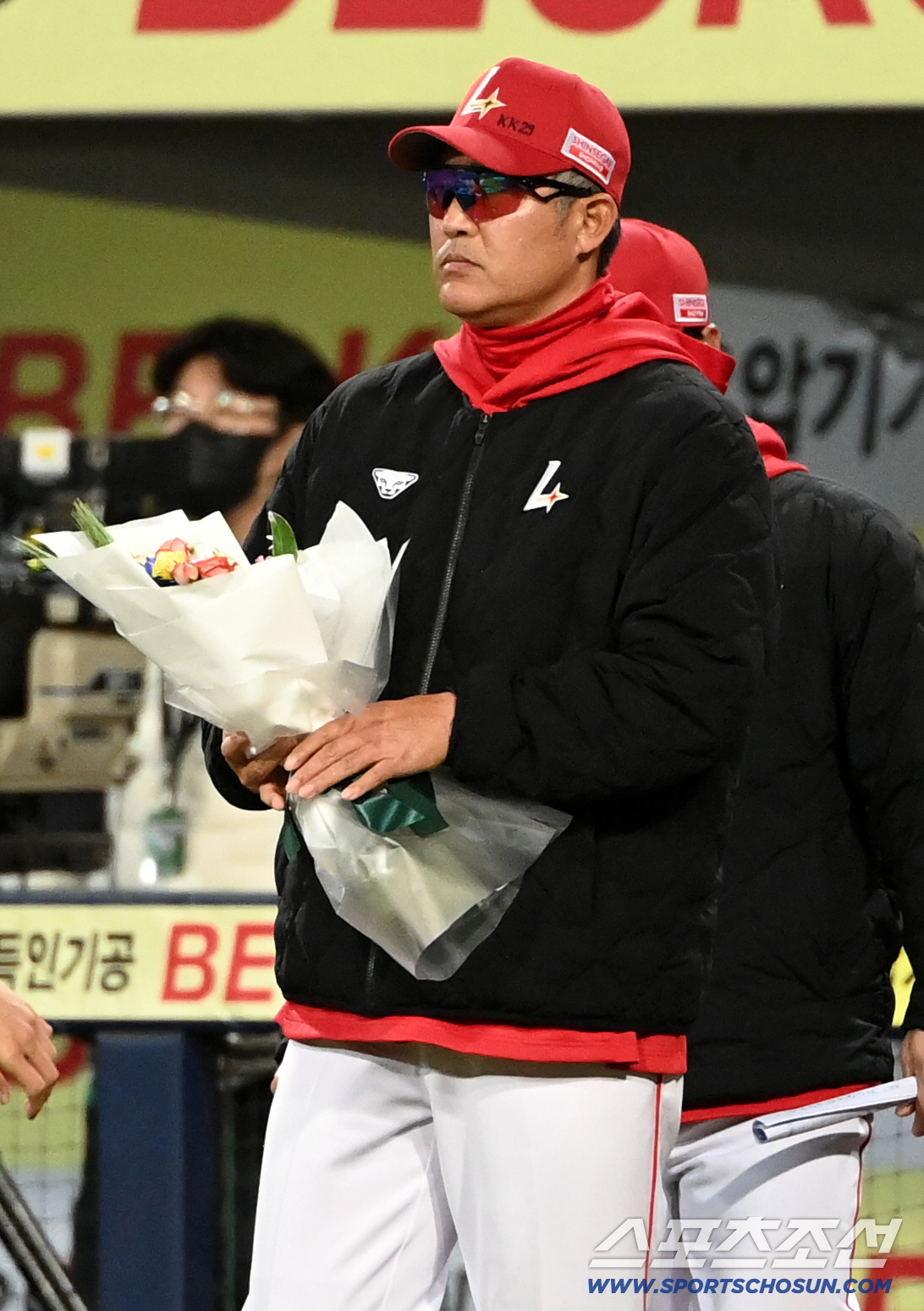 꽃다발을 손에 든 이숭용 감독