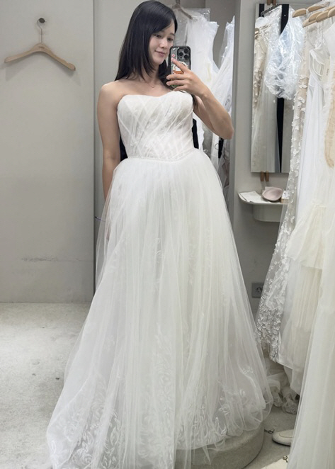 '58kg' 남보라, 슬림핏 드레스에 드러난 '만삭 D라인'..우아한 임산부