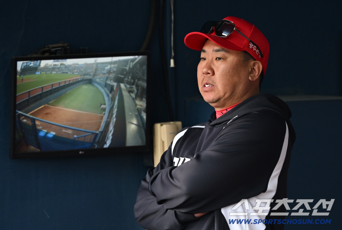 17일 잠실구장에서 열린 두산과 KIA의 경기. KIA 이범호 감독이 생각에 잠겨 있다. 잠실=박재만 기자 pjm@sportschosun.com/2026.04.17/