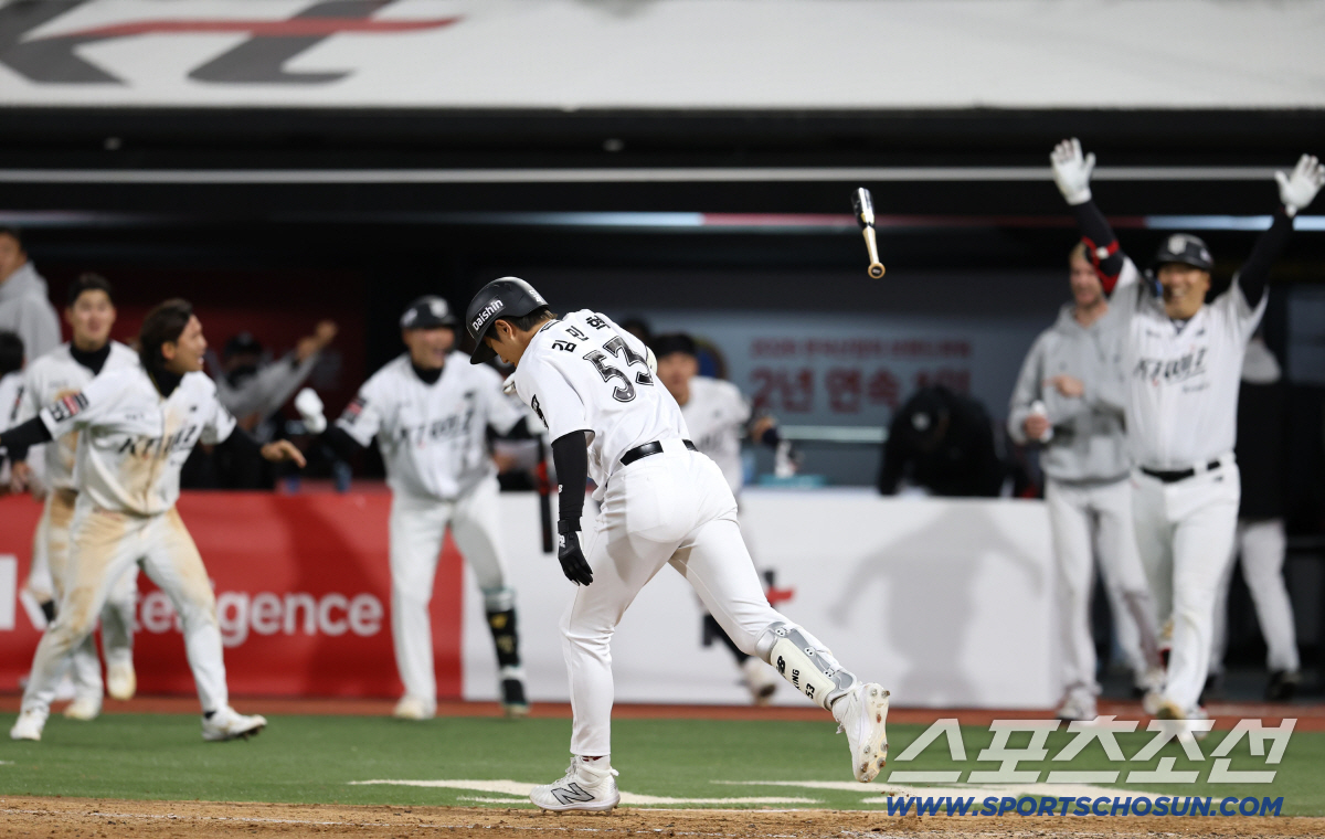 21일 수원 케이티위즈파크에서 열린 KT와 KIA의 경기. 11회말 끝내기홈런을 날린 KT 김민혁. 수원=송정헌 기자 songs@sportschosun.com/2026.04.21/