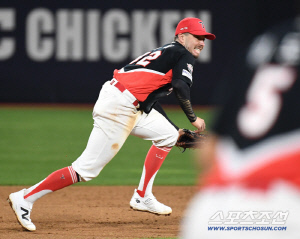 '왜 홈으로 안 던졌을까?' KIA 데일, 엉성한 수비 때문에 실점 허용, 결국 팀은 패배 3연패 늪으로...[수원현장]