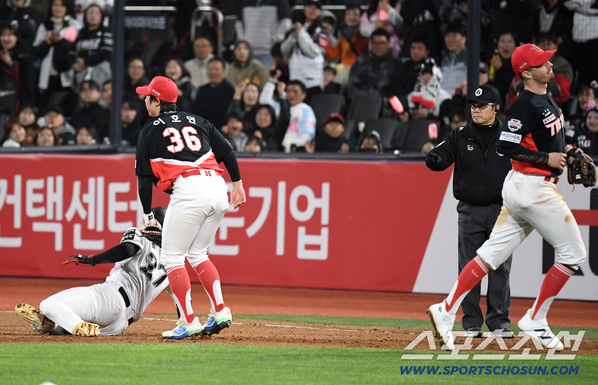 21일 수원 케이티위즈파크에서 열린 KT와 KIA의 경기. 6회초 2사 1, 3루. 1루 주자 배정대가 런다운에 걸리자 1루를 향해 달려간 KIA 데일. 수원=송정헌 기자 songs@sportschosun.com/2026.04.21/