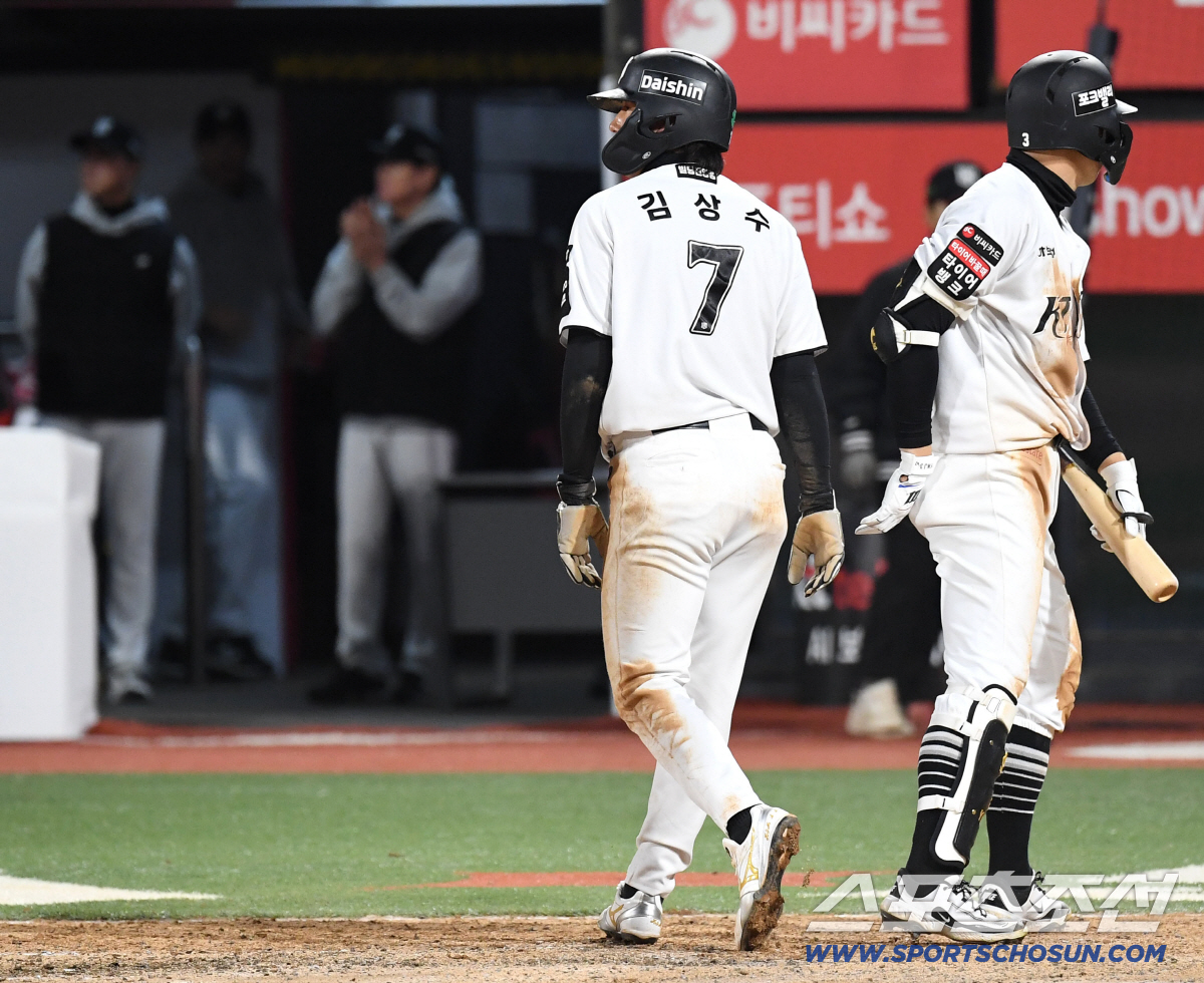 21일 수원 케이티위즈파크에서 열린 KT와 KIA의 경기. 6회초 2사 1, 3루. 1루 주자 배정대가 런다운에 걸렸으나 3루주자 김상수가 먼저 득점에 성공했다. 이후 배정대는 태그 아웃. 수원=송정헌 기자 songs@sportschosun.com/2026.04.21/