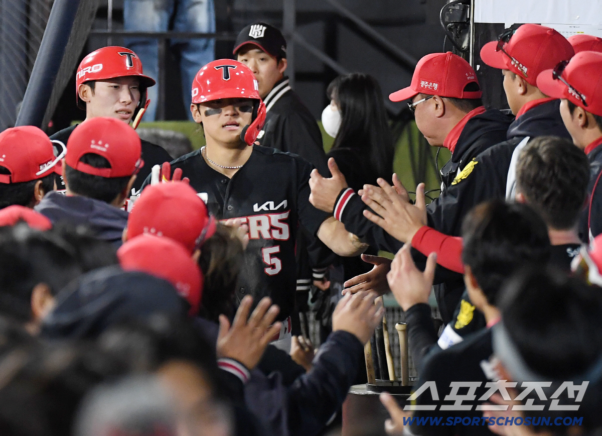 21일 수원 케이티위즈파크에서 열린 KT와 KIA의 경기. 6회 2사 1, 2루. 나성범이 동점 2타점 적시타를 날렸다. 득점에 성공한 KIA 김호령, 김도영. 수원=송정헌 기자 songs@sportschosun.com/2026.04.21/