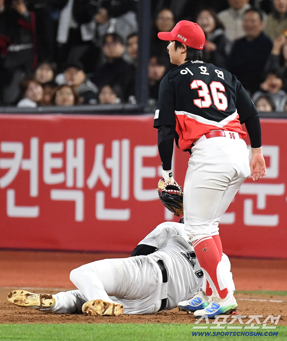 21일 수원 케이티위즈파크에서 열린 KT와 KIA의 경기. 6회초 2사 1, 3루. 1루 주자 배정대가 런다운에 걸렸으나 3루주자 김상수가 먼저 득점에 성공했다. 이후 배정대를 태그 아웃시키는 이호연. 수원=송정헌 기자 songs@sportschosun.com/2026.04.21/