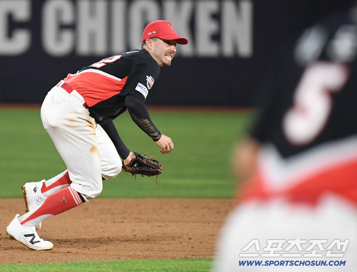 21일 수원 케이티위즈파크에서 열린 KT와 KIA의 경기. 6회초 2사 1, 3루. 1루 주자 배정대가 런다운에 걸리자 1루를 향해 달려가는 KIA 데일. 수원=송정헌 기자 songs@sportschosun.com/2026.04.21/