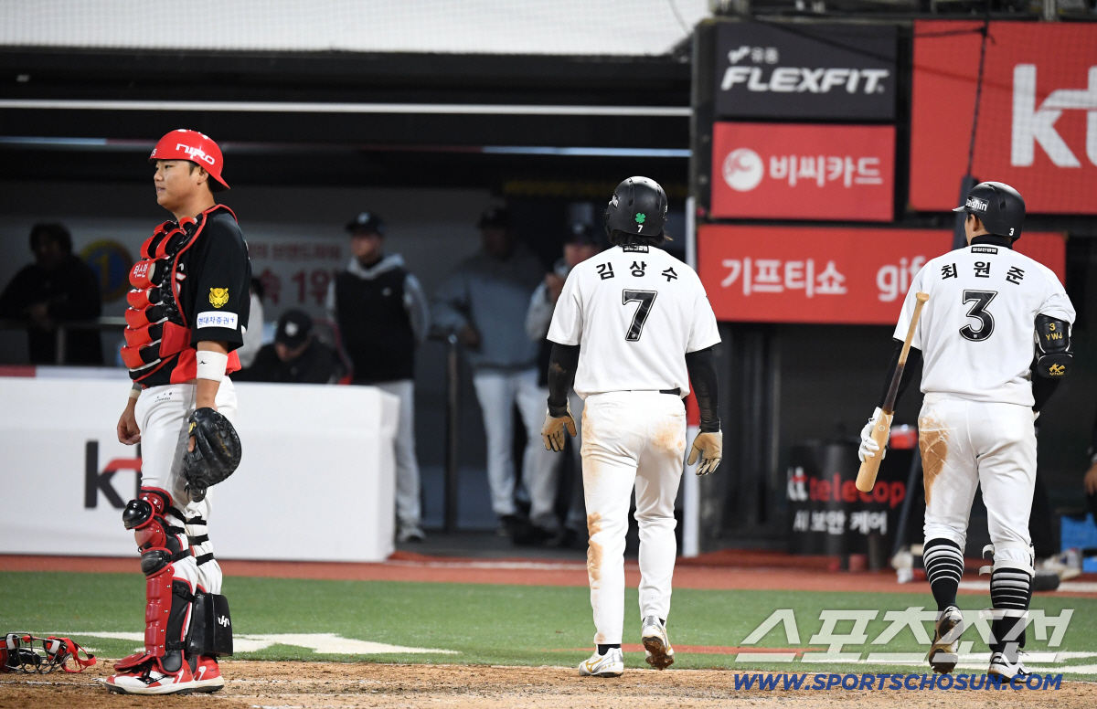 21일 수원 케이티위즈파크에서 열린 KT와 KIA의 경기. 6회초 2사 1, 3루. 1루 주자 배정대가 런다운에 걸렸으나 3루주자 김상수가 먼저 득점에 성공했다. 이후 배정대는 태그 아웃. 수원=송정헌 기자 songs@sportschosun.com/2026.04.21/