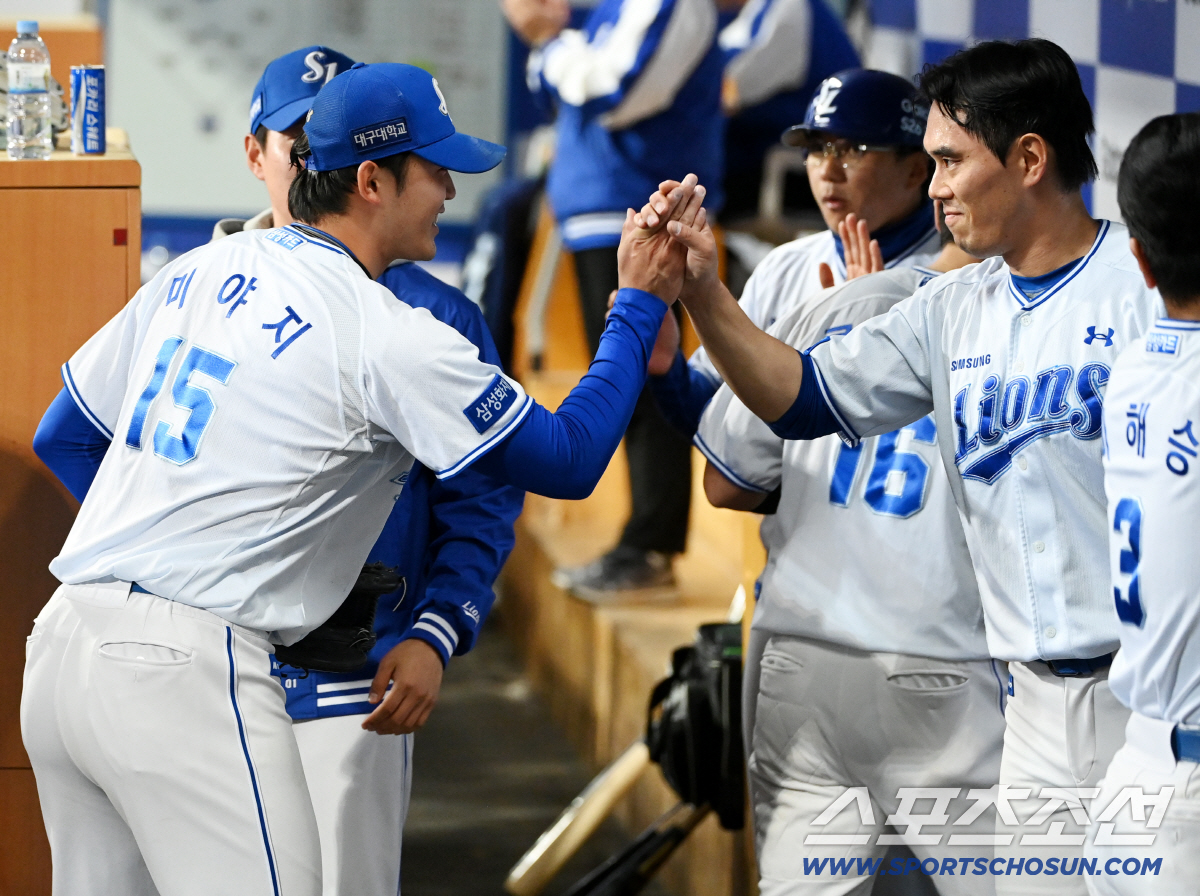 21일 대구삼성라이온즈파크에서 열린 SSG와 삼성의 경기. 9회초 2사 만루 위기를 넘긴 미야지가 김재윤의 환영을 받고 있다. 대구=허상욱 기자 wook@sportschosun.com/2026.04.21/