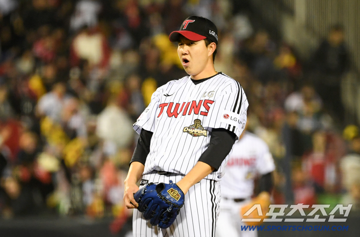 마지막 타자와 승부에서 스윙 여부 체크 후 아쉬웠던 유영찬.