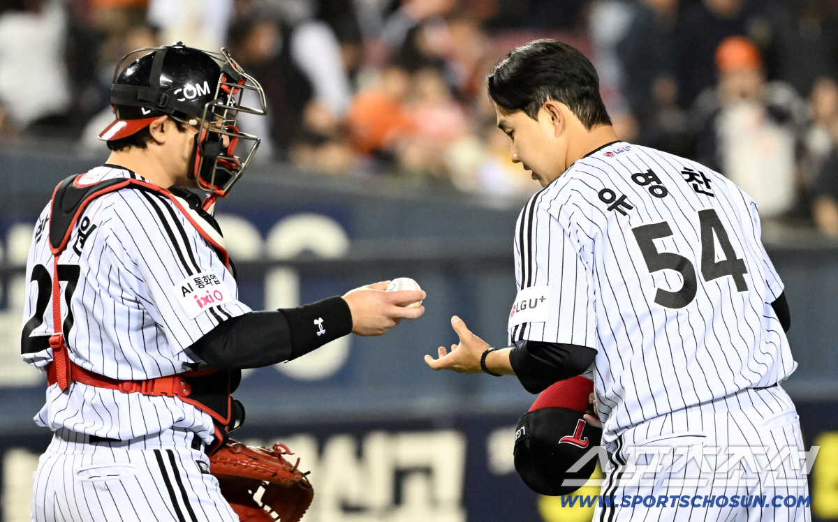포수 박동원은 마무리 유영찬에게 10경기 연속 무실점 세이브 공을 건넸다.