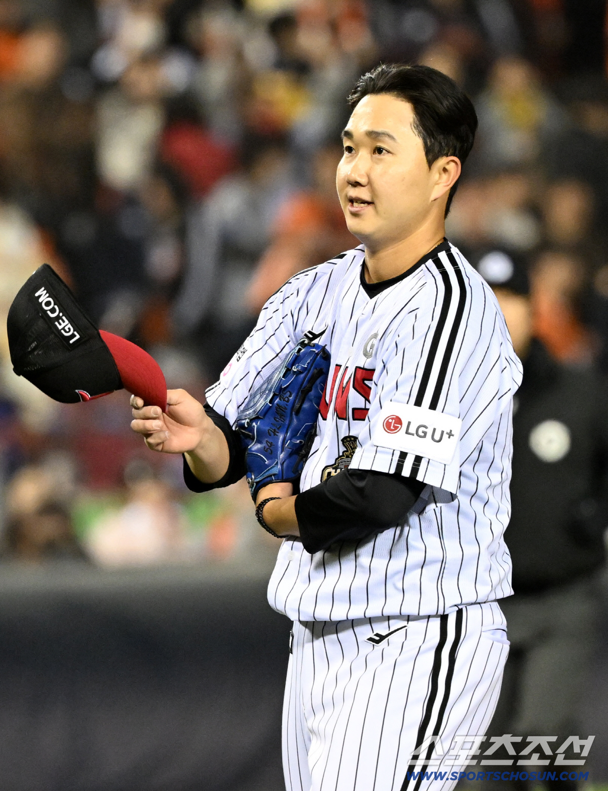 유영찬은 모자까지 벗고 포수 박동원에게 깍듯하게 인사를 건넸다.