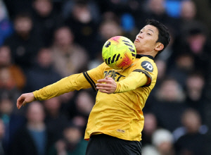韓 축구 비통한 현실, 황희찬 '2부 추락' 울버햄튼에도 자리 없다→방출 명단 등극...