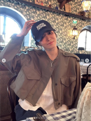 “이렇게 작았나” 송혜교, 파리 근황…모자에 가려진 ‘소멸 직전 얼굴’