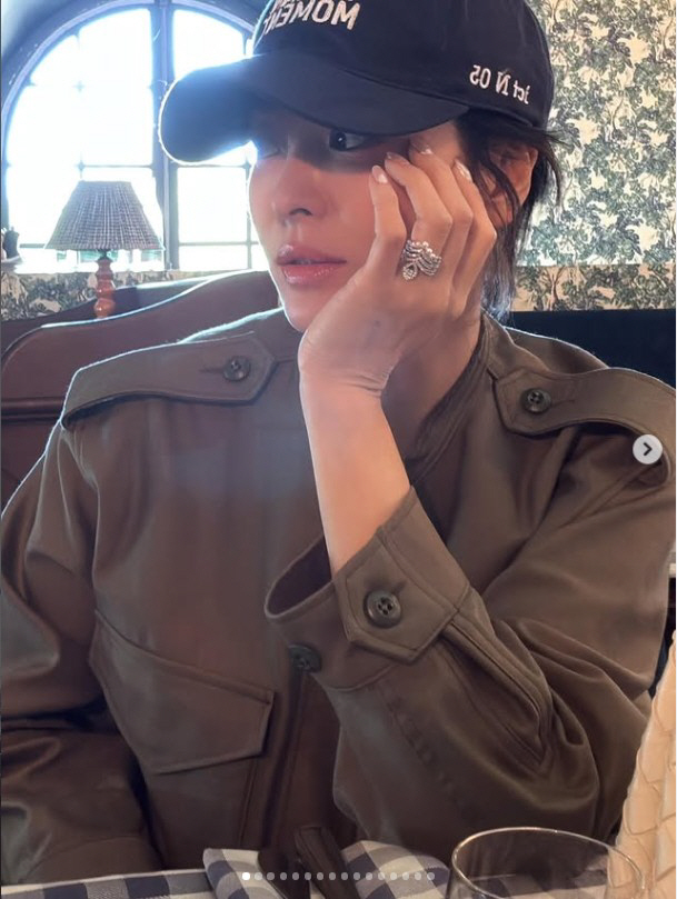 “이렇게 작았나” 송혜교, 파리 근황…모자에 가려진 ‘소멸 직전 얼굴’