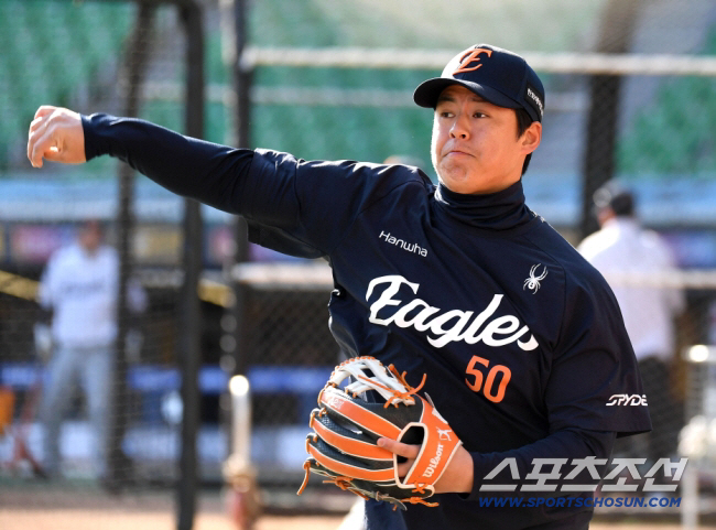 캐치볼로 몸을 풀고 있는 노시환. 인천=송정헌 기자 songs@sportschosun.com/2026.04.07/