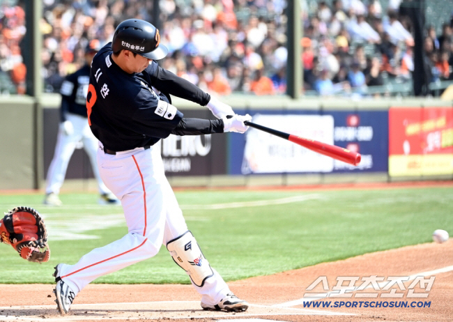 21일 부산 사직야구장에서 열린 한화와 롯데의 시범경기. 1회초 무사 만루 한화 노시환이 2타점 적시타를 치고 있다. 부산=허상욱 기자 wook@sportschosun.com/2026.03.21/