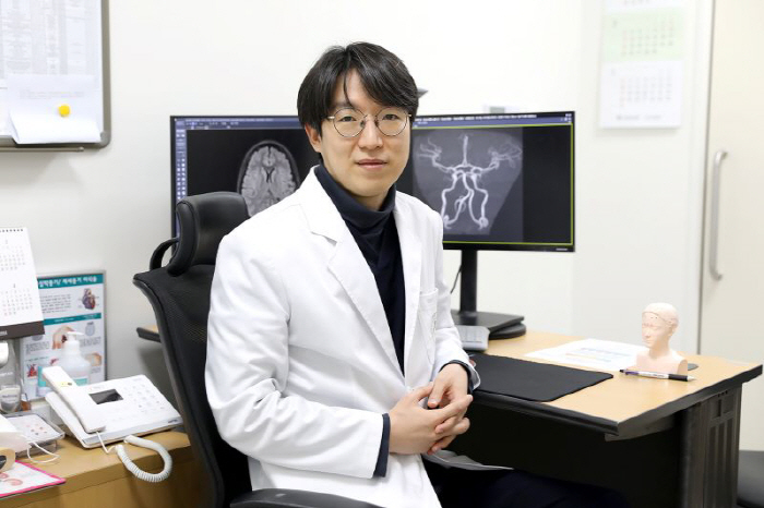 박홍균 교수는 혈전을 녹이는 혈전용해제 치료는 빠를수록 효과가 크지만, 지연될 경우 출혈 등 부작용 위험이 커져 치료 이득이 감소할 수 있어 신속한 치료가 무엇보다 중요하다고 조언했다.