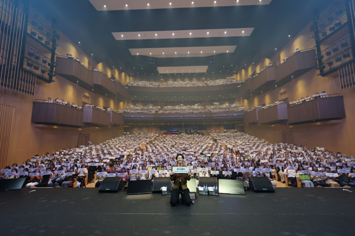 "신칸센 타고 돌아가야 하는데"…김남길, 日팬미팅도 2일간 540분 '조기 종료' 공연