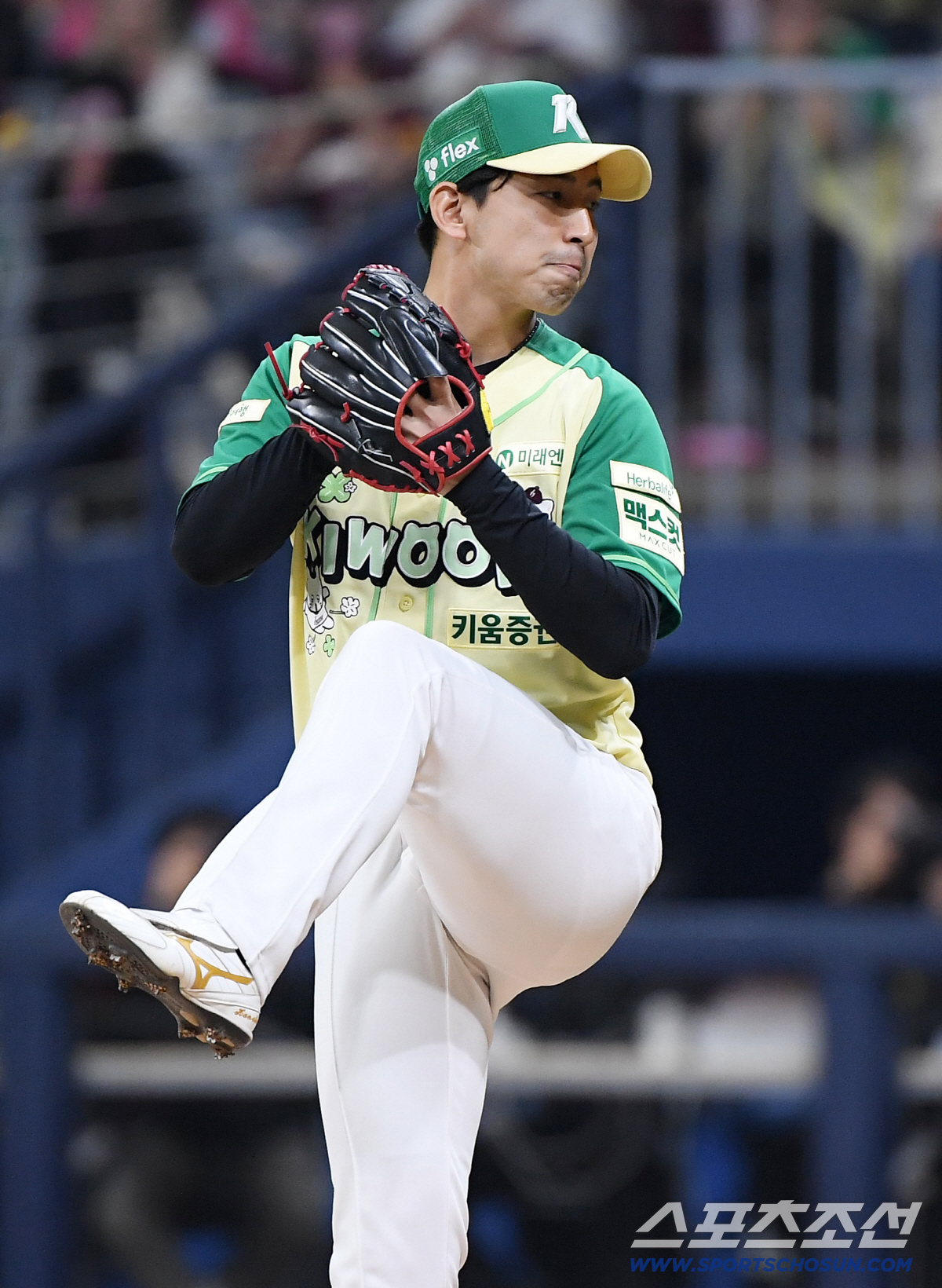 12일 서울 고척스카이돔에서 열린 롯데-키움전. 8회초 2사 3루에 등판한 유토가 투구하고 있다. 고척=정재근 기자 cjg@sportschosun.com/2026.4.12/
