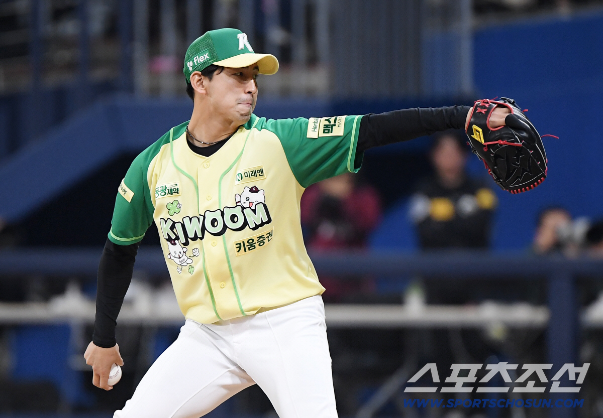 12일 서울 고척스카이돔에서 열린 롯데-키움전. 8회초 2사 3루에 등판한 유토가 투구하고 있다. 고척=정재근 기자 cjg@sportschosun.com/2026.4.12/