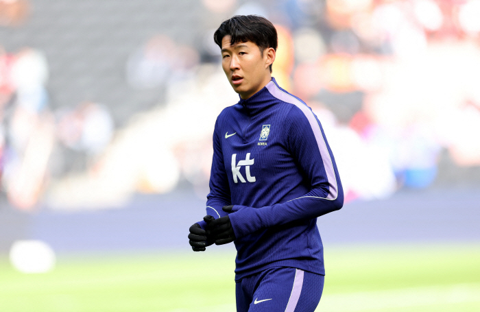 손흥민, 손흥민, 손흥민! '428경기 279골' 케인까지 넘어 토트넘 '최고 존엄' 전격 등극...10년의 헌신, 트로피로 마무리한 결말