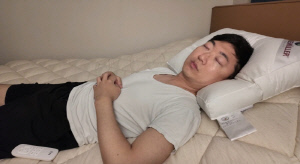 18분 동안 잠만 잤는데 130만뷰..'전 충주맨' 김선태, 보법 다른 침대 홍보