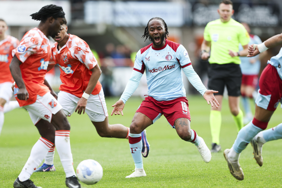 스털링(가운데) EPA