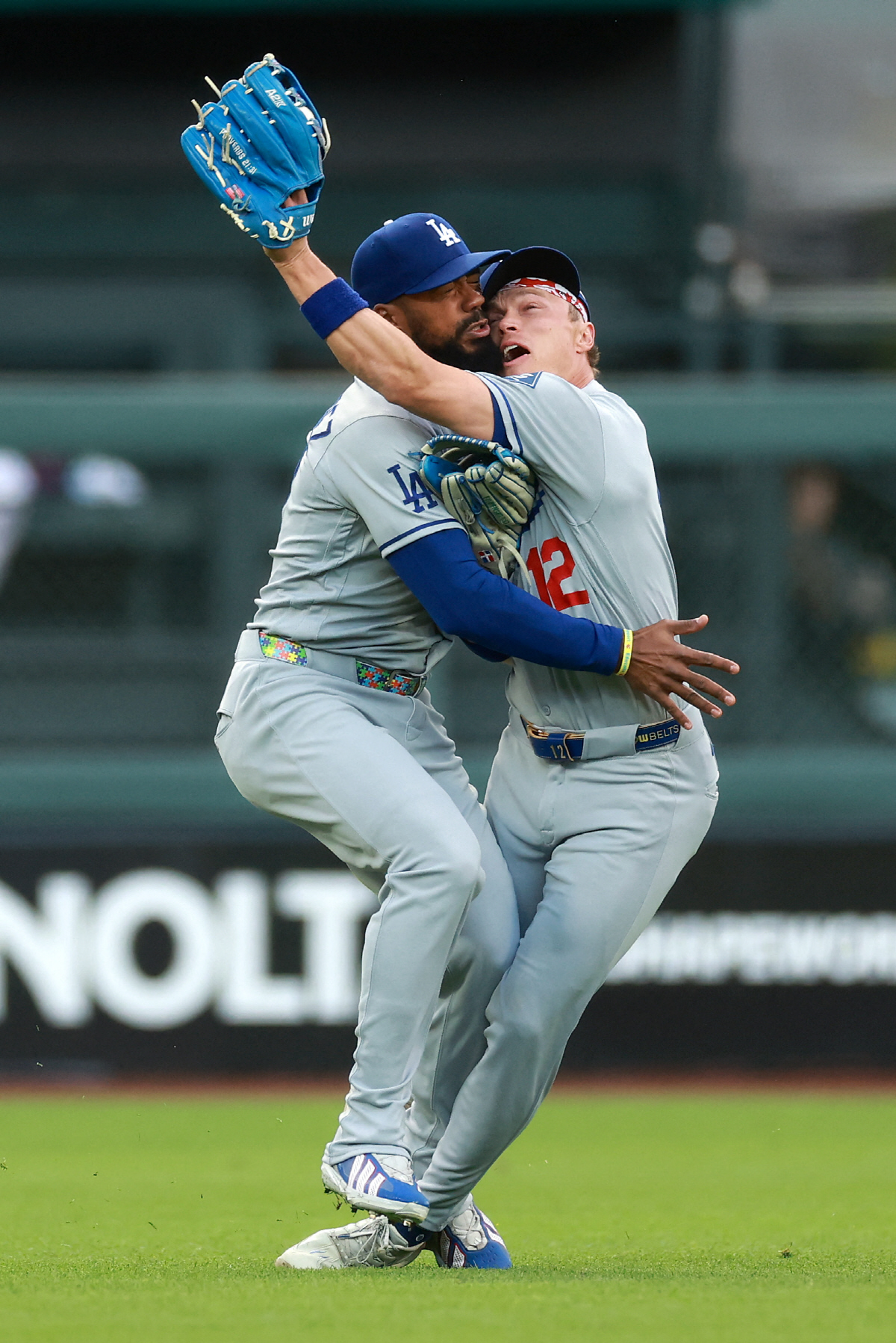 LA 다저스 테오스카 에르난데스(왼쪽)와 알렉스 콜이 수비 과정에서 충돌하고 있다. AFP연합뉴스